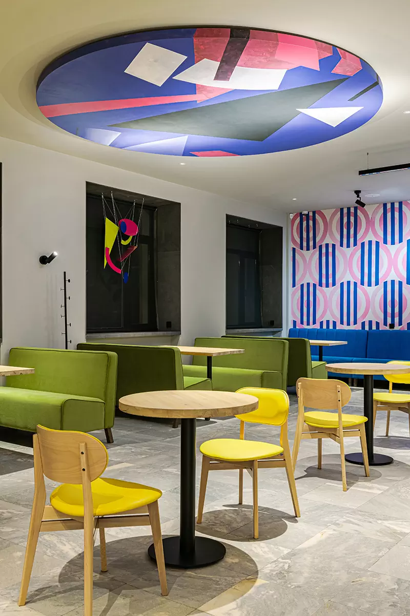 Интерьер студенческого кафе с отсылками к русскому супрематизму — проект Евгении Вылегжаниной