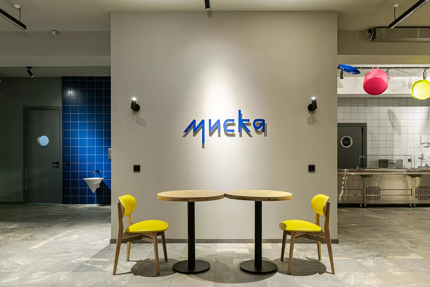 Интерьер студенческого кафе с отсылками к русскому супрематизму — проект Евгении Вылегжаниной