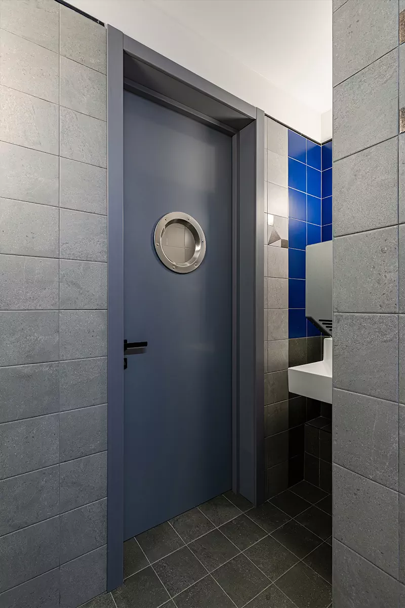 Интерьер студенческого кафе с отсылками к русскому супрематизму — проект Евгении Вылегжаниной