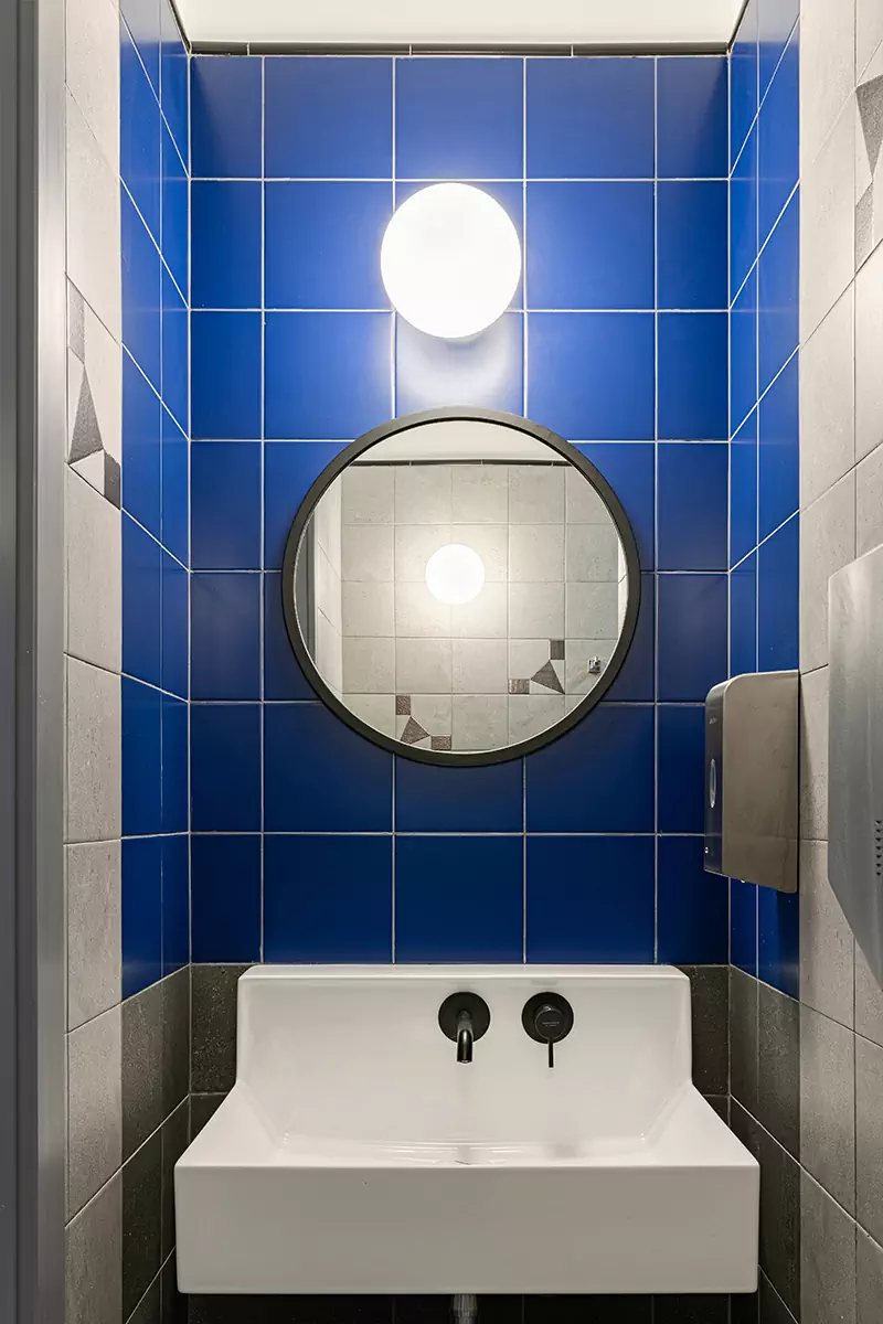 Интерьер студенческого кафе с отсылками к русскому супрематизму — проект Евгении Вылегжаниной