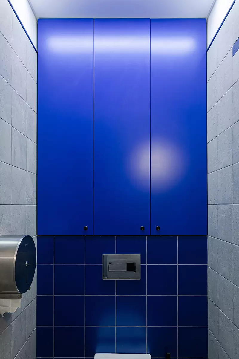 Интерьер студенческого кафе с отсылками к русскому супрематизму — проект Евгении Вылегжаниной