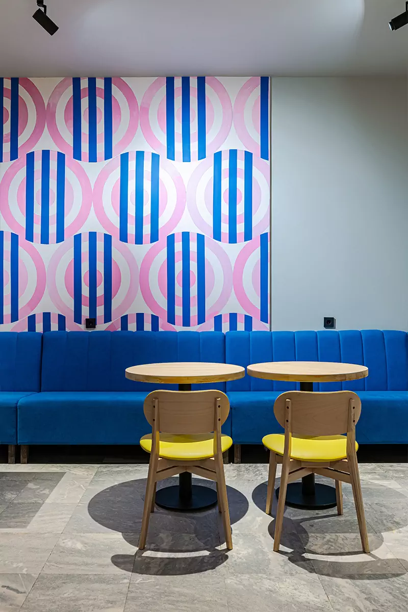 Интерьер студенческого кафе с отсылками к русскому супрематизму — проект Евгении Вылегжаниной