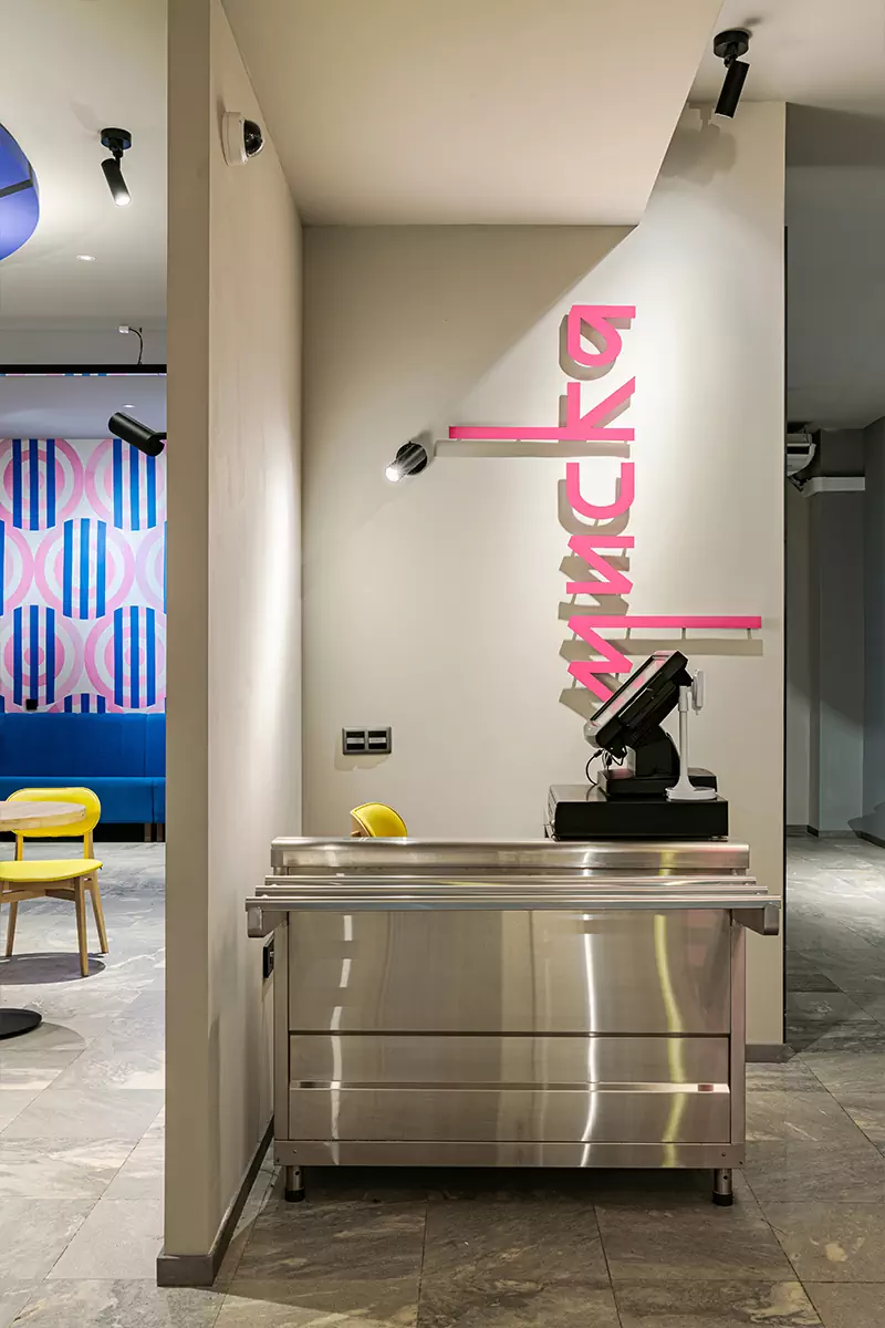 Интерьер студенческого кафе с отсылками к русскому супрематизму — проект Евгении Вылегжаниной