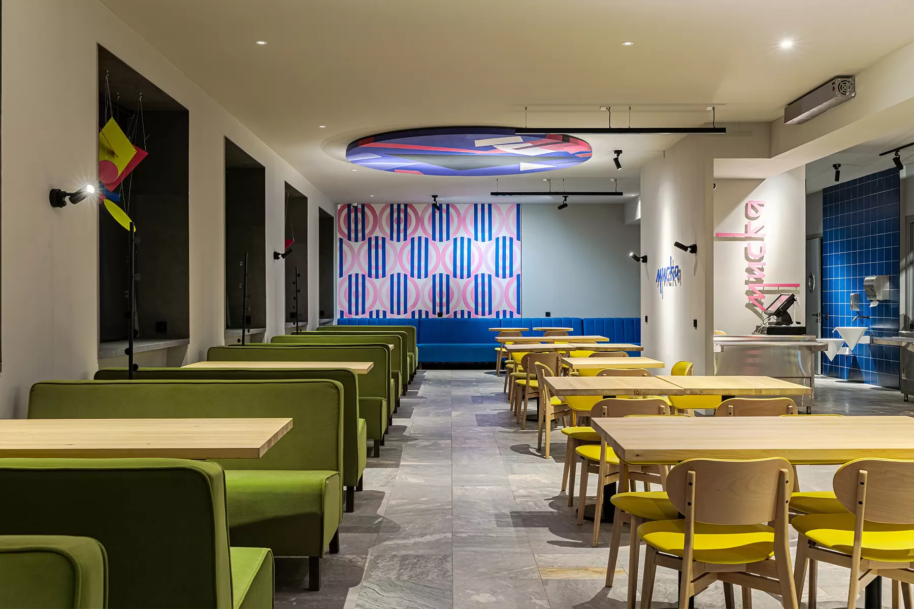 Интерьер студенческого кафе с отсылками к русскому супрематизму — проект Евгении Вылегжаниной