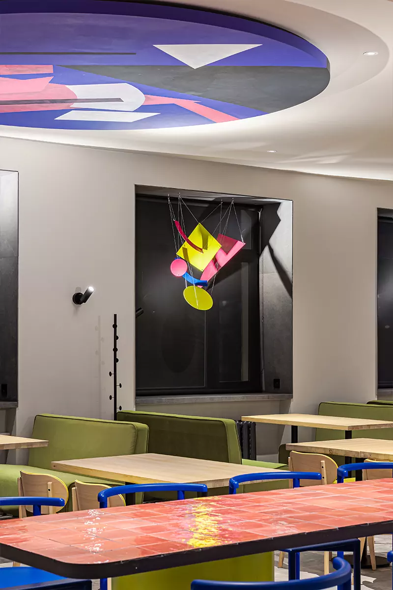 Интерьер студенческого кафе с отсылками к русскому супрематизму — проект Евгении Вылегжаниной