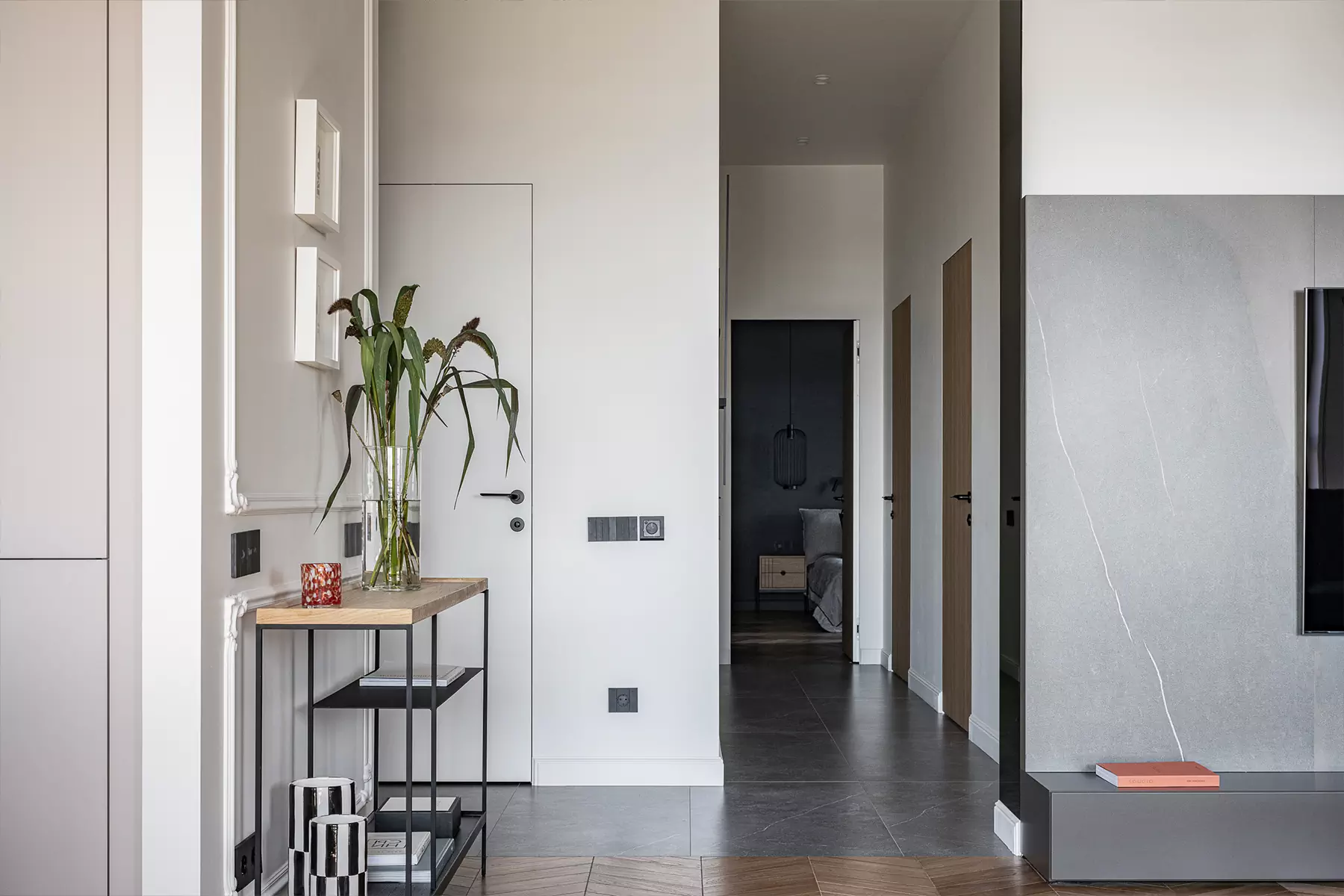 Яркие предметы с характером в эклектичном интерьере семейной квартиры — проект студии Polly Design