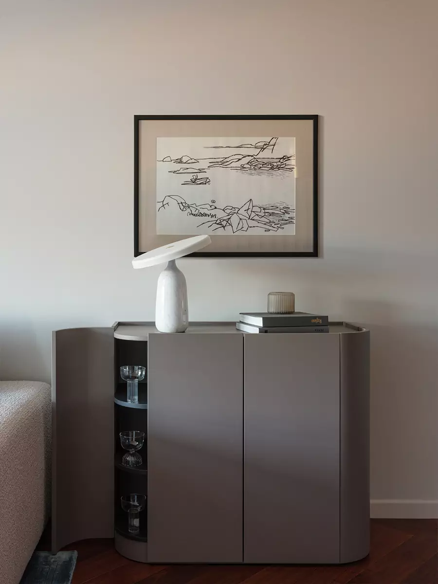 Строгое рифление и бордовые акценты в интерьере небольшой квартиры для девушки – проект Владимира Любарски