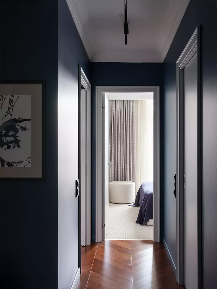 Строгое рифление и бордовые акценты в интерьере небольшой квартиры для девушки – проект Владимира Любарски