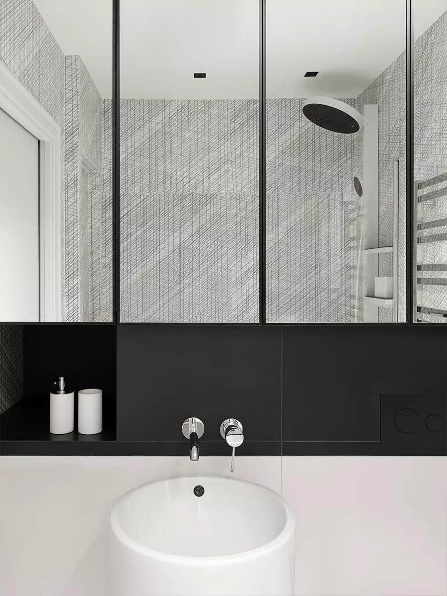 Строгое рифление и бордовые акценты в интерьере небольшой квартиры для девушки – проект Владимира Любарски