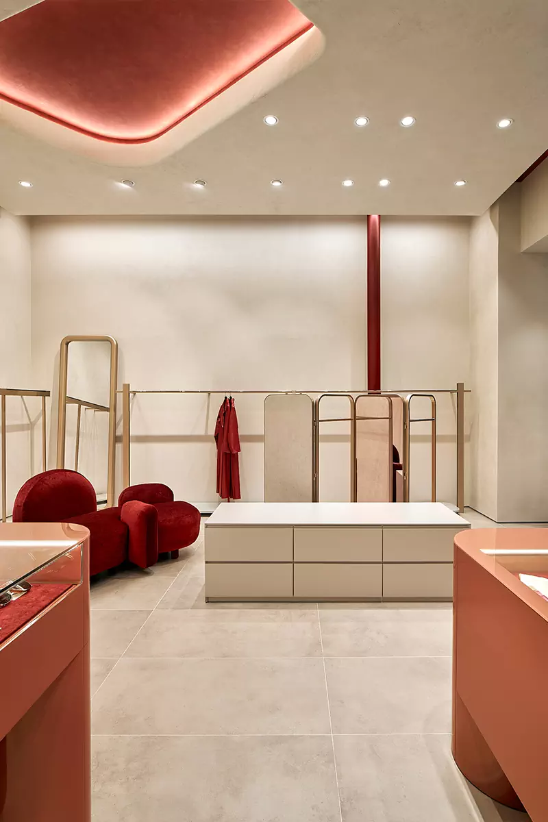 Женственные формы и яркий красный в интерьере московского шоурума — проект бюро Синица