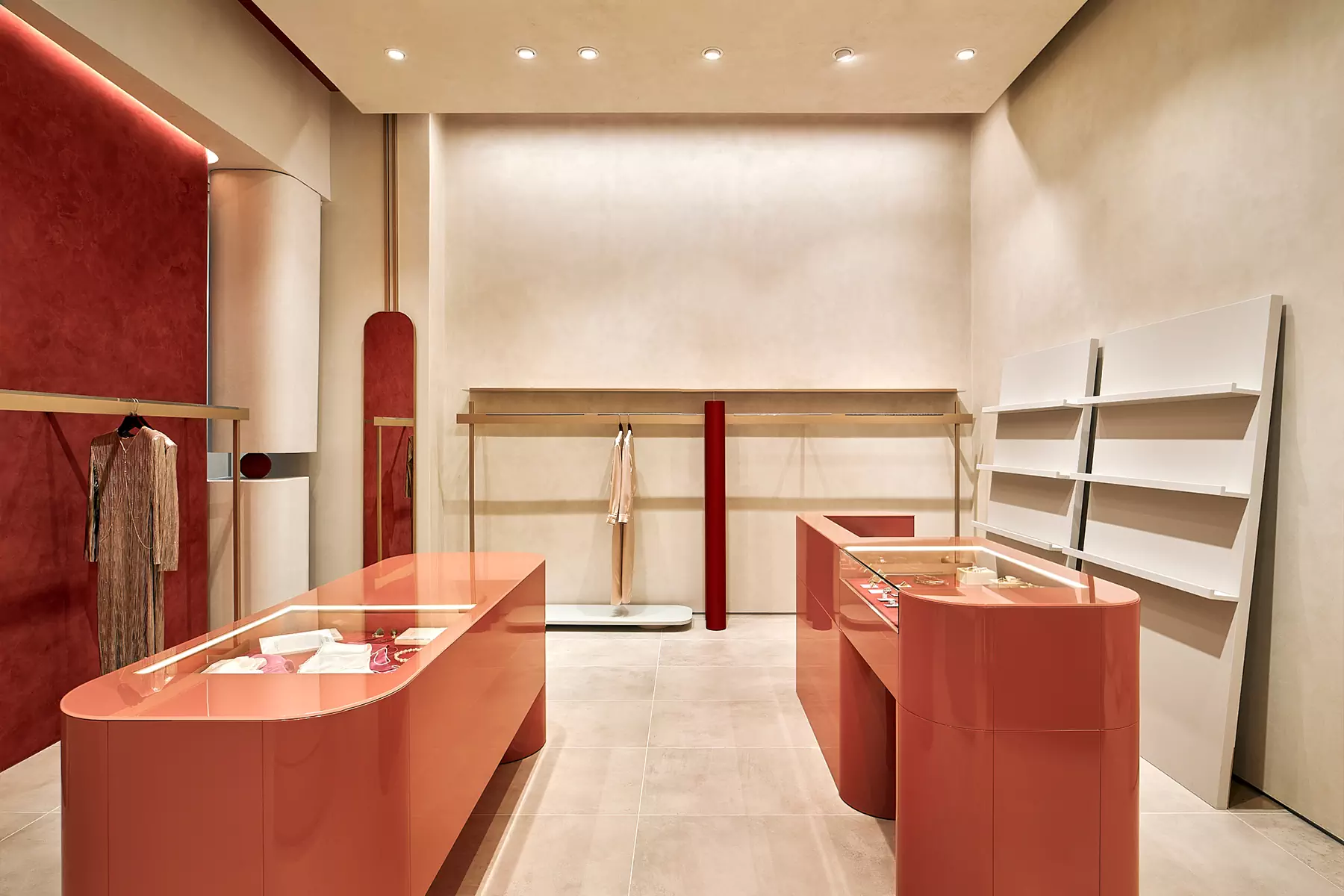 Женственные формы и яркий красный в интерьере московского шоурума — проект бюро Синица