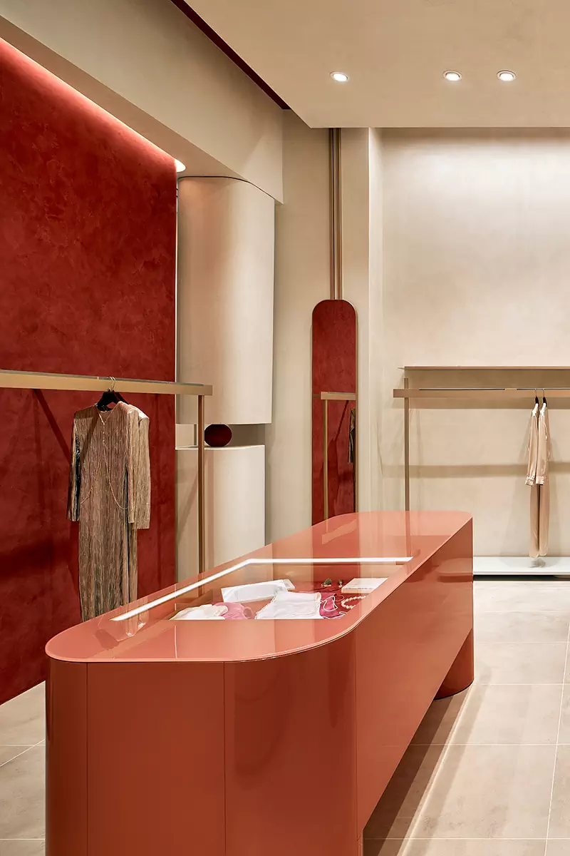 Женственные формы и яркий красный в интерьере московского шоурума — проект бюро Синица
