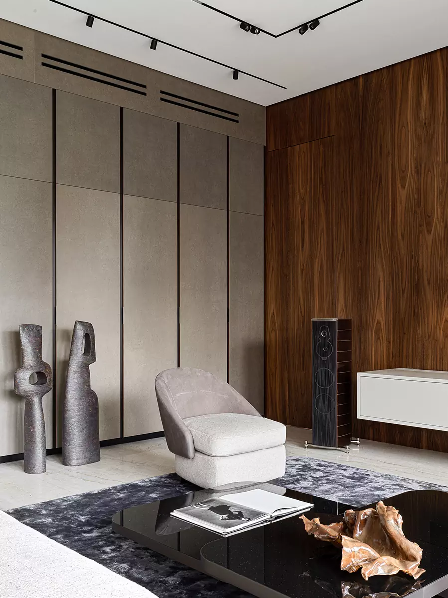 Мрамор, «умное» стекло и нарядные светильники в интерьере большой квартиры – проект Милы Узиковой