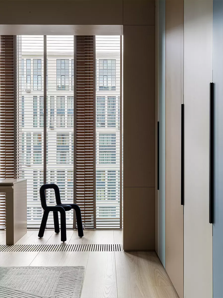 Мрамор, «умное» стекло и нарядные светильники в интерьере большой квартиры – проект Милы Узиковой