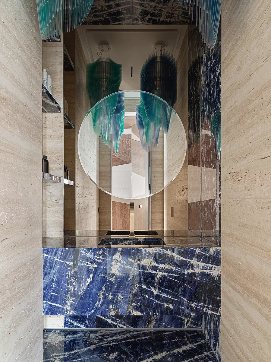 Мрамор, «умное» стекло и нарядные светильники в интерьере большой квартиры – проект Милы Узиковой