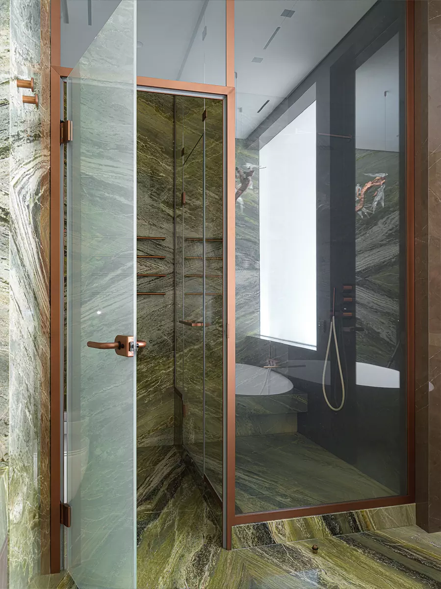 Мрамор, «умное» стекло и нарядные светильники в интерьере большой квартиры – проект Милы Узиковой