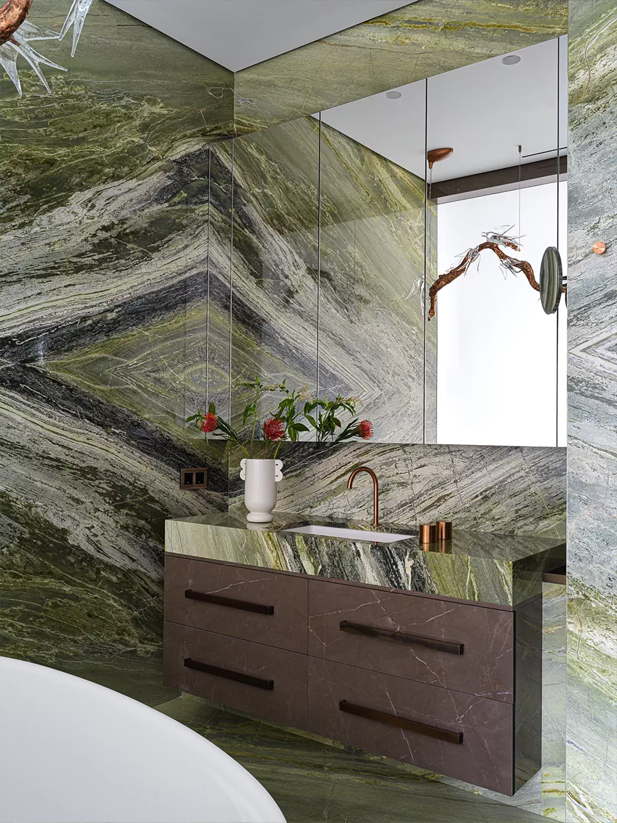 Мрамор, «умное» стекло и нарядные светильники в интерьере большой квартиры – проект Милы Узиковой