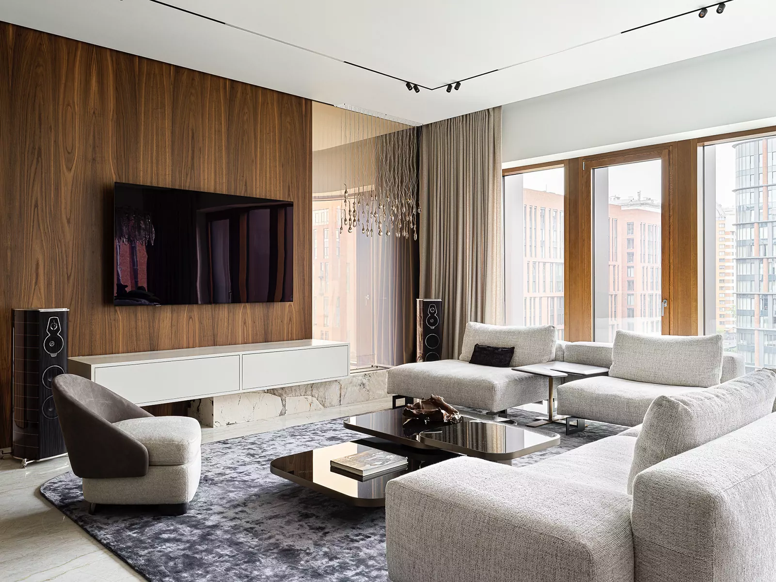 Мрамор, «умное» стекло и нарядные светильники в интерьере большой квартиры – проект Милы Узиковой