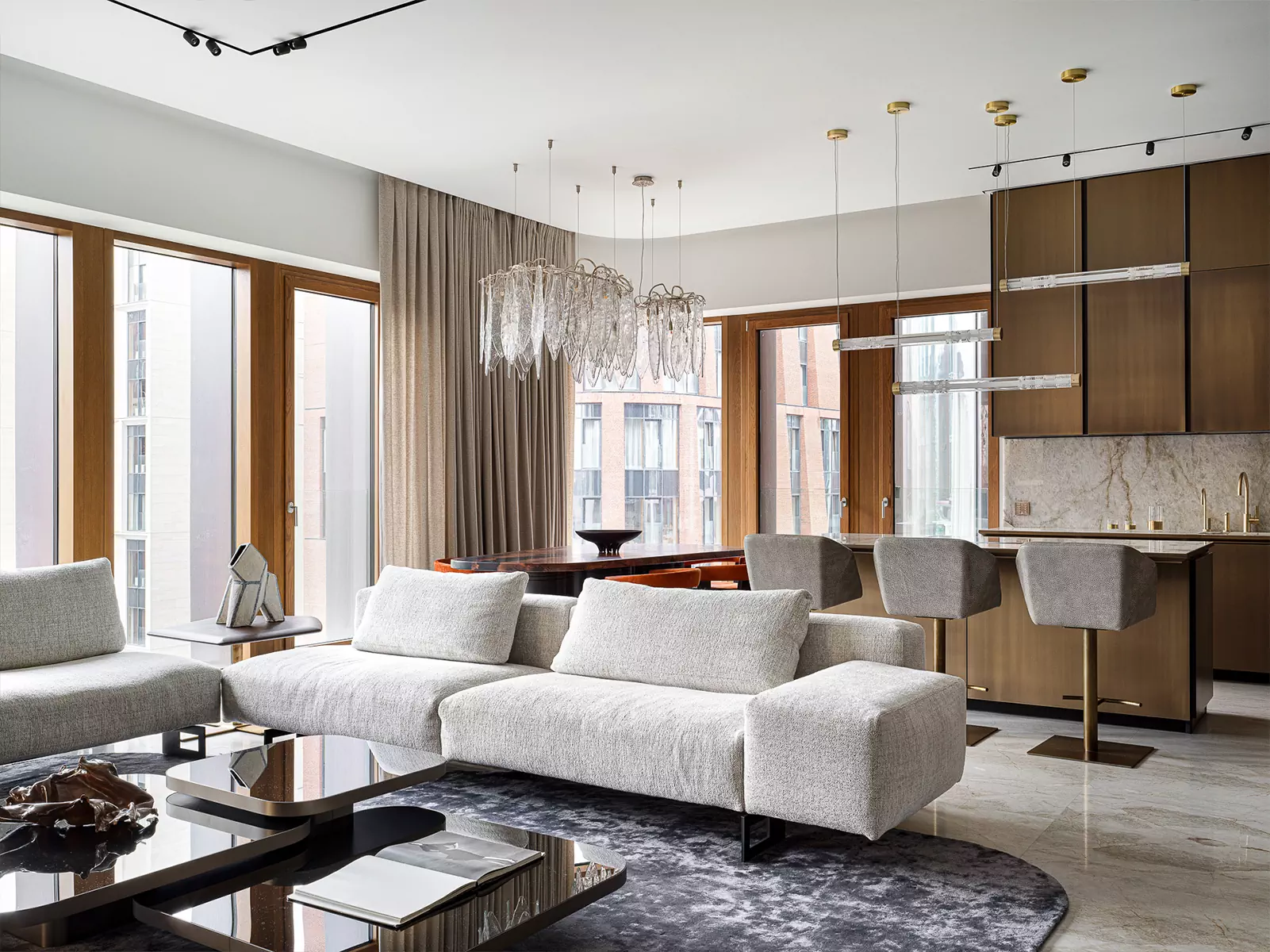Мрамор, «умное» стекло и нарядные светильники в интерьере большой квартиры – проект Милы Узиковой