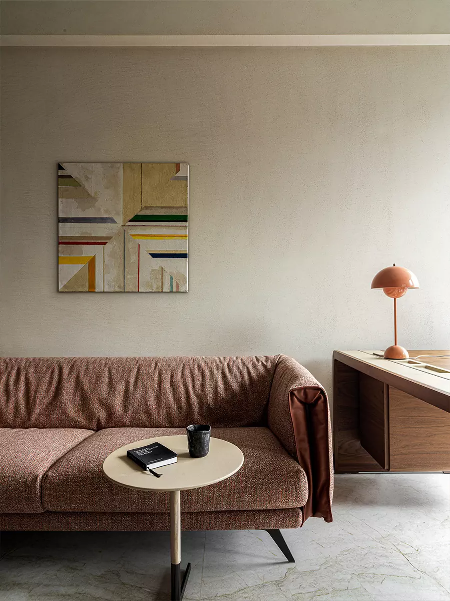 Мрамор, «умное» стекло и нарядные светильники в интерьере большой квартиры – проект Милы Узиковой