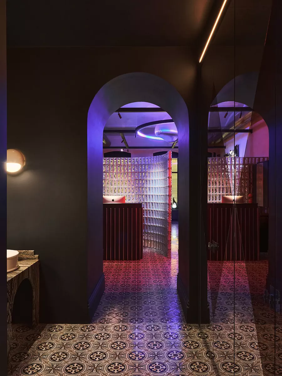 Атмосфера сюрреализма и винтажные детали в интерьере московского лаунж-бара — проект Atelier Prototipi