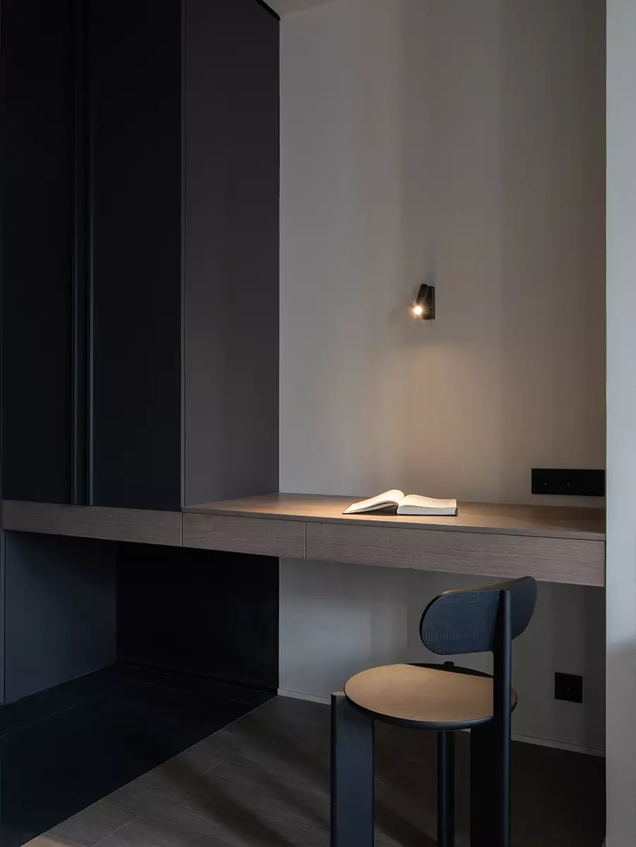 Глубокие серые оттенки в интерьере квартиры для посуточной аренды – проект Юлии Мартыновой и Татьяны Григорьевой