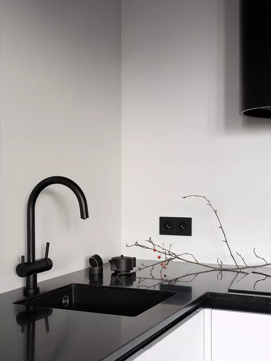 Глубокие серые оттенки в интерьере квартиры для посуточной аренды – проект Юлии Мартыновой и Татьяны Григорьевой