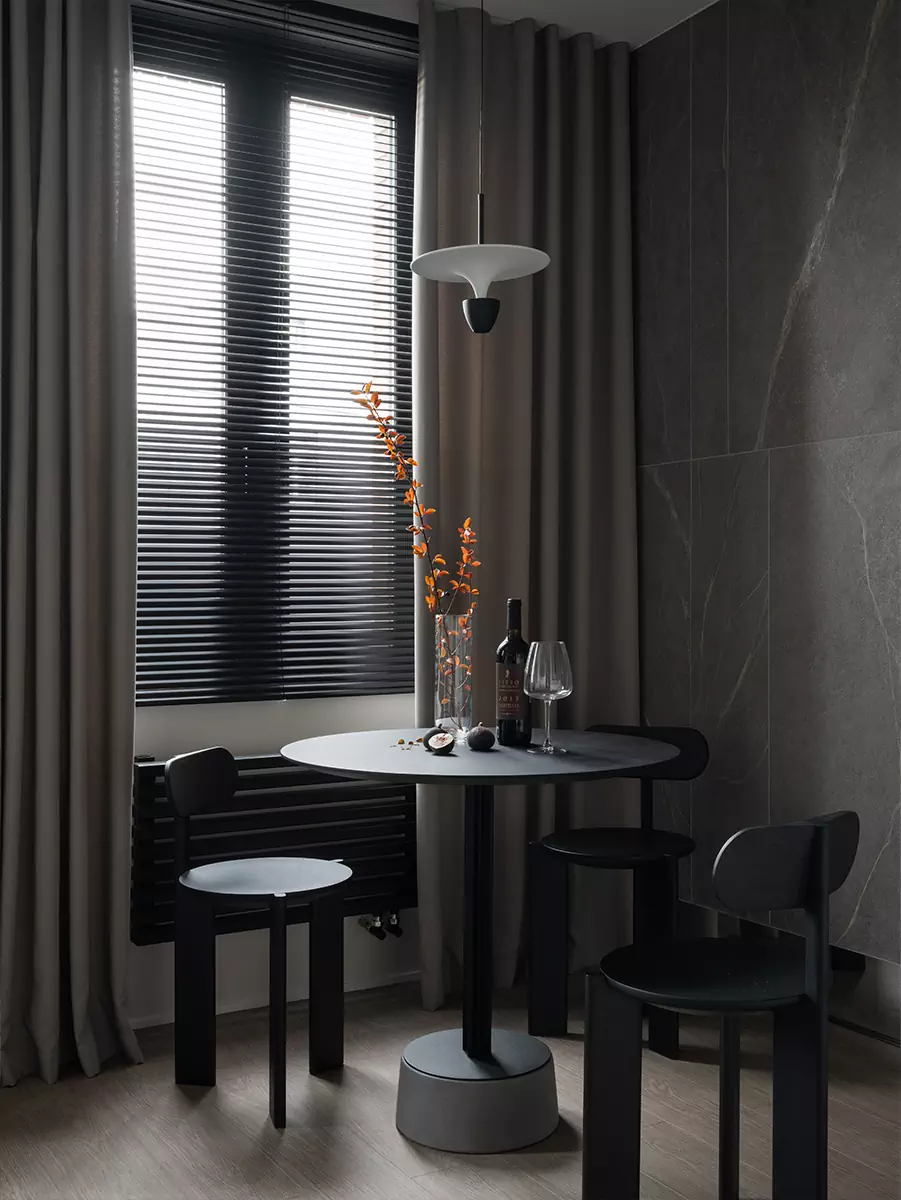 Глубокие серые оттенки в интерьере квартиры для посуточной аренды – проект Юлии Мартыновой и Татьяны Григорьевой