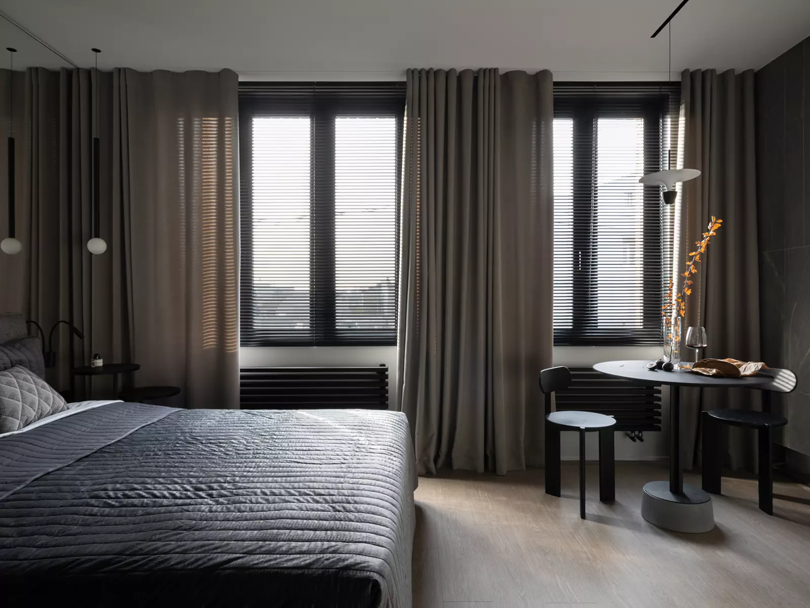 Глубокие серые оттенки в интерьере квартиры для посуточной аренды – проект Юлии Мартыновой и Татьяны Григорьевой