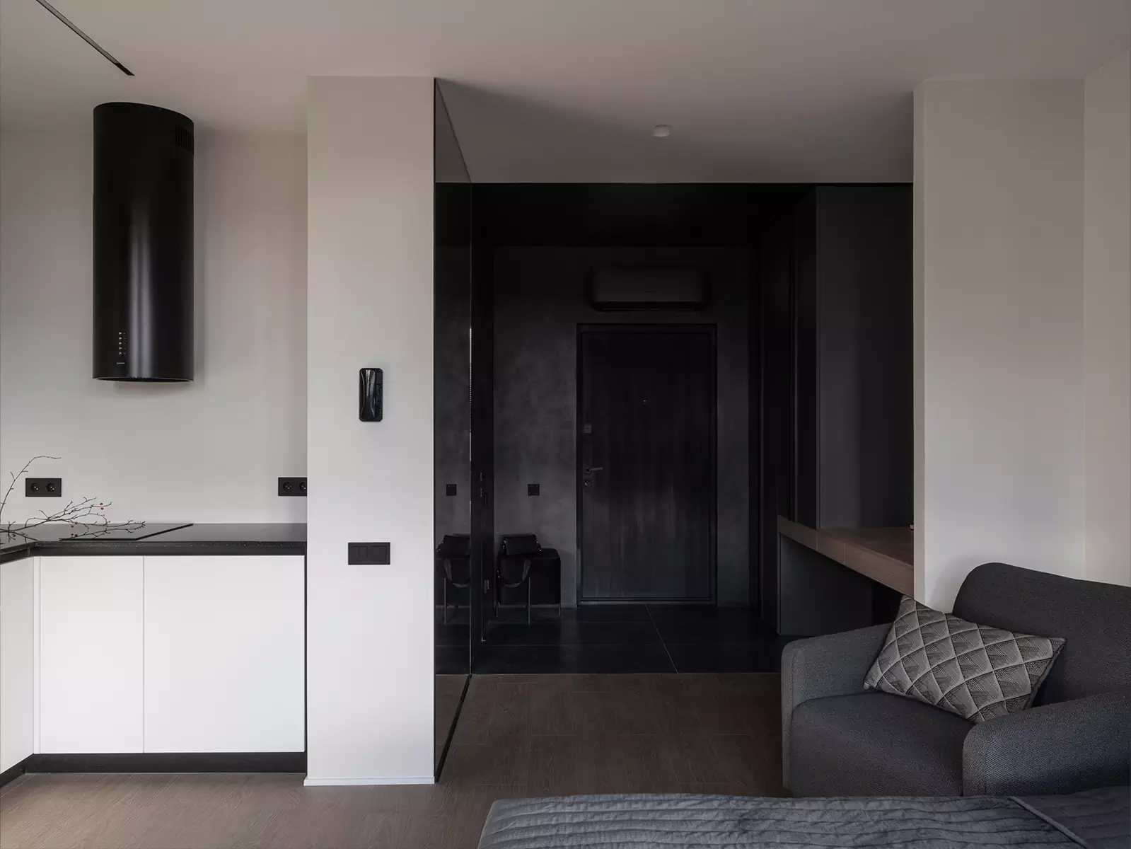 Глубокие серые оттенки в интерьере квартиры для посуточной аренды – проект Юлии Мартыновой и Татьяны Григорьевой