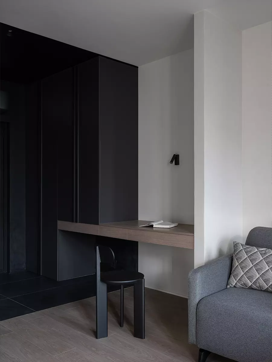 Глубокие серые оттенки в интерьере квартиры для посуточной аренды – проект Юлии Мартыновой и Татьяны Григорьевой