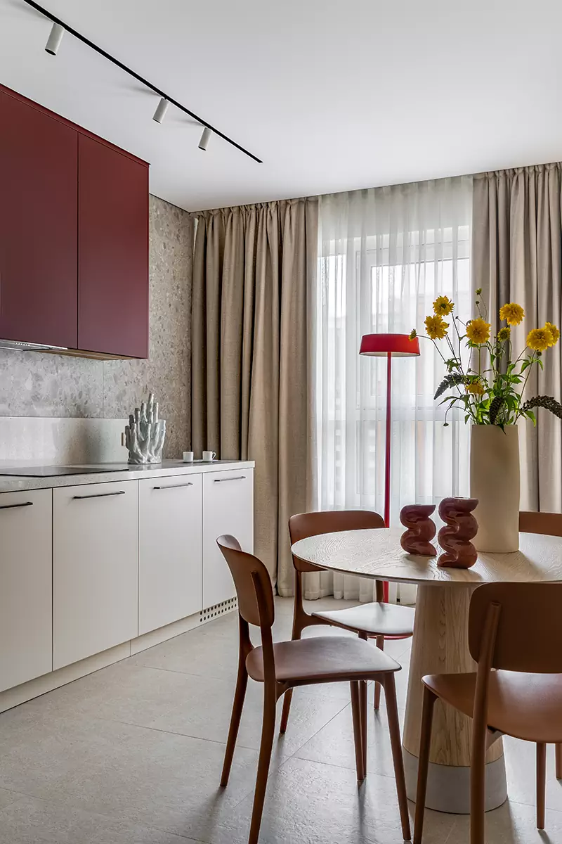 Точечные акценты, винтаж и искусство в интерьере квартиры для семьи дизайнеров – проект Евгении Абориной и Александра Сенчугова