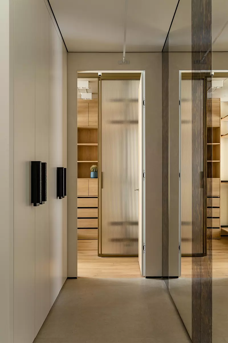 Точечные акценты, винтаж и искусство в интерьере квартиры для семьи дизайнеров – проект Евгении Абориной и Александра Сенчугова