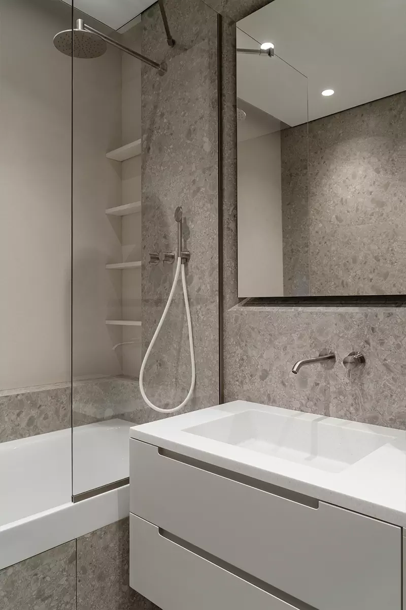 Точечные акценты, винтаж и искусство в интерьере квартиры для семьи дизайнеров – проект Евгении Абориной и Александра Сенчугова