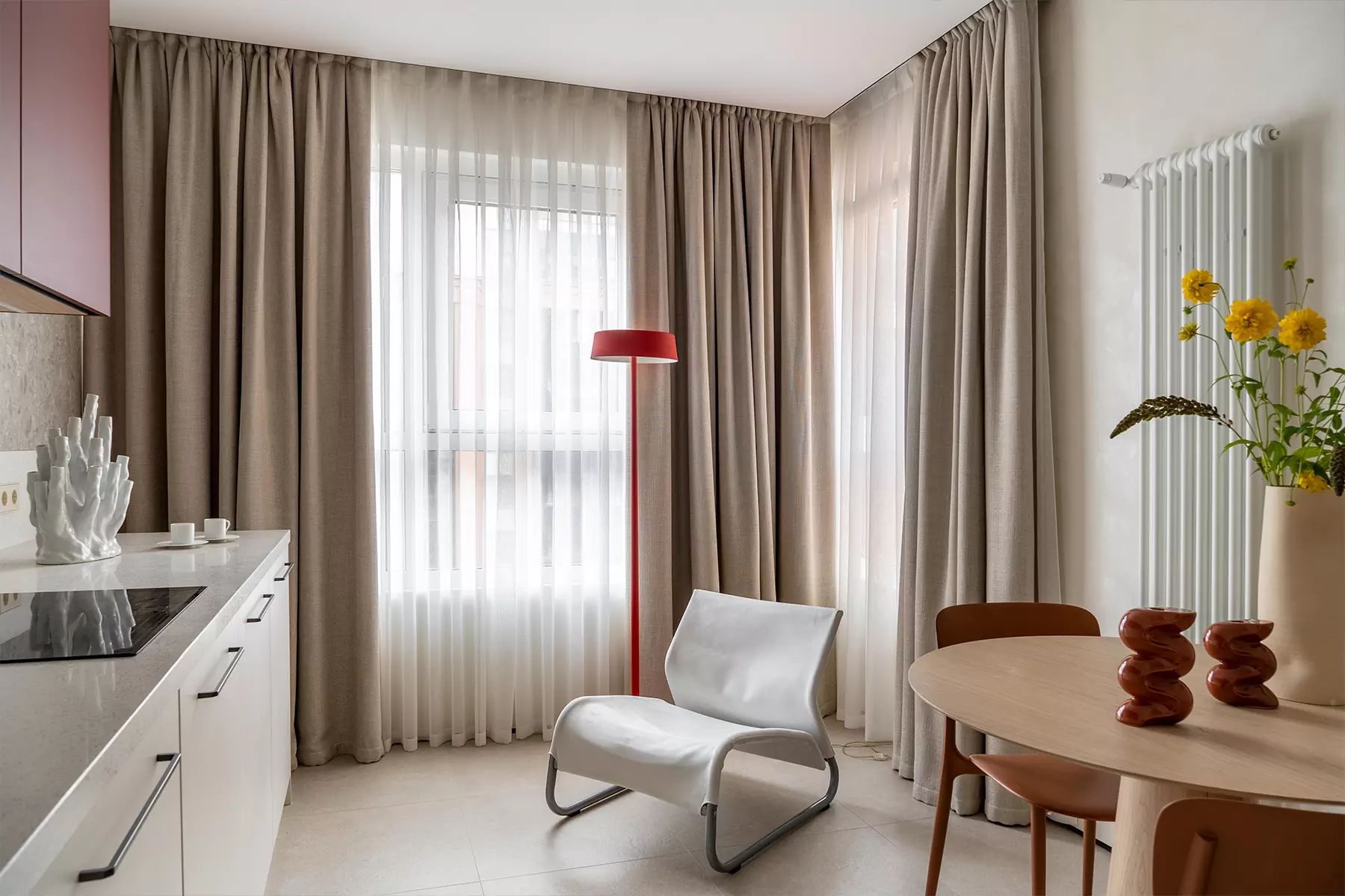 Точечные акценты, винтаж и искусство в интерьере квартиры для семьи дизайнеров – проект Евгении Абориной и Александра Сенчугова