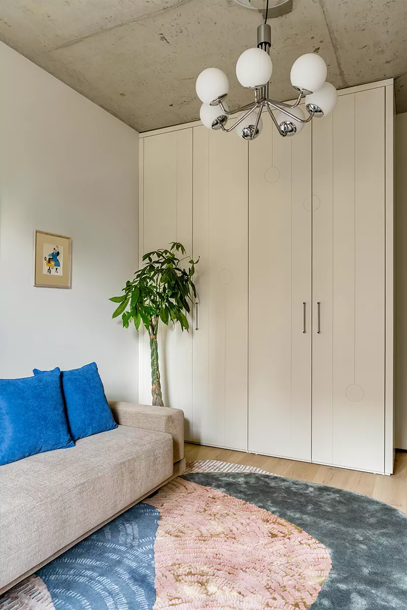 Точечные акценты, винтаж и искусство в интерьере квартиры для семьи дизайнеров – проект Евгении Абориной и Александра Сенчугова