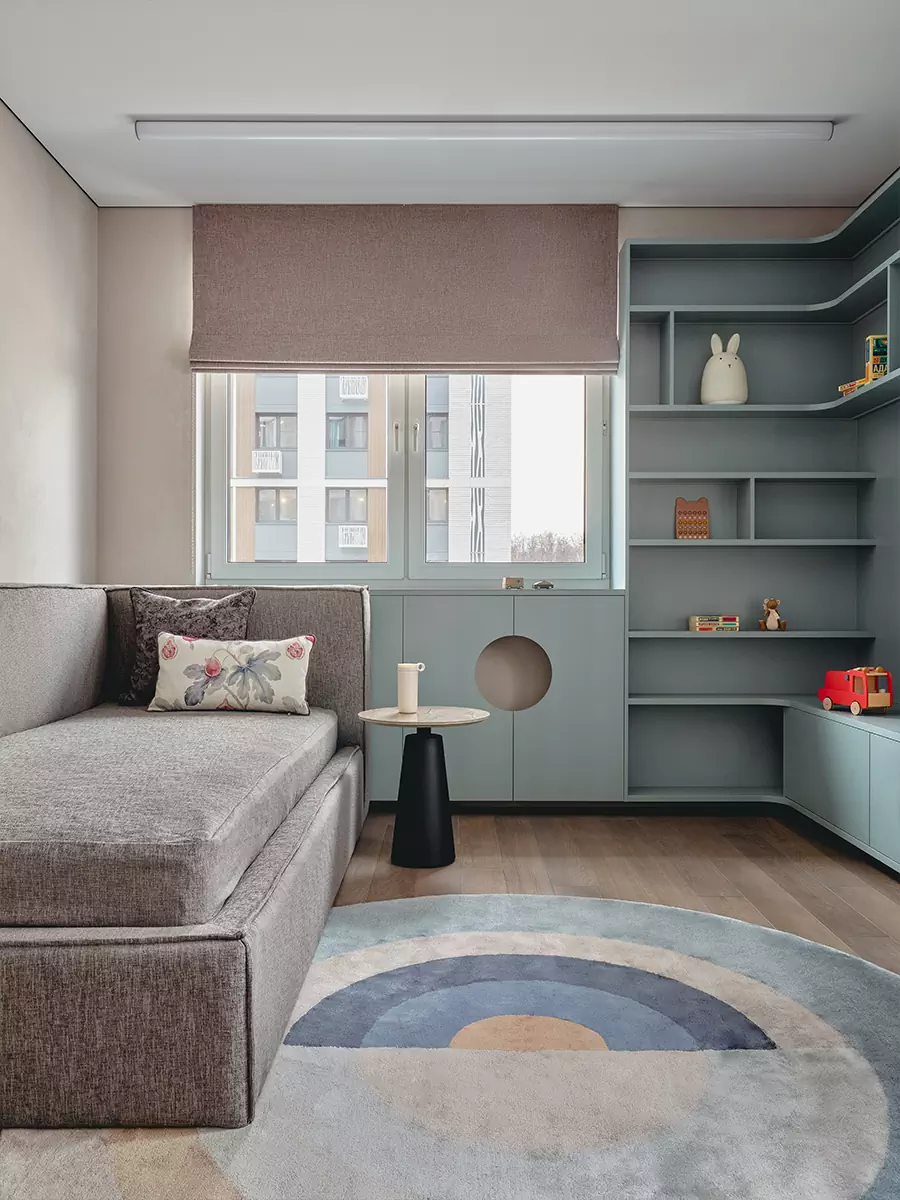 Сложные оттенки и продуманные световые сценарии в интерьере квартиры для большой семьи — проект Виталия Мясникова