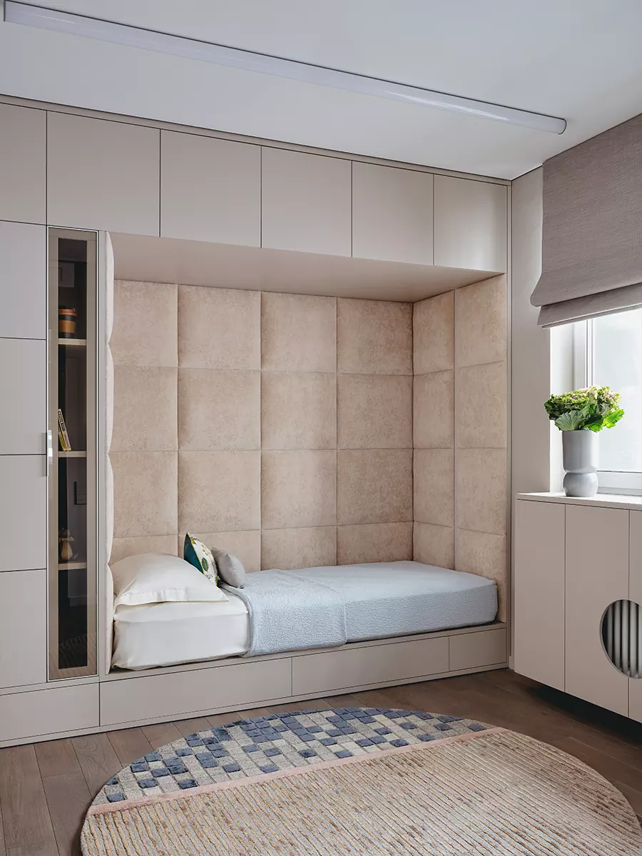 Сложные оттенки и продуманные световые сценарии в интерьере квартиры для большой семьи — проект Виталия Мясникова