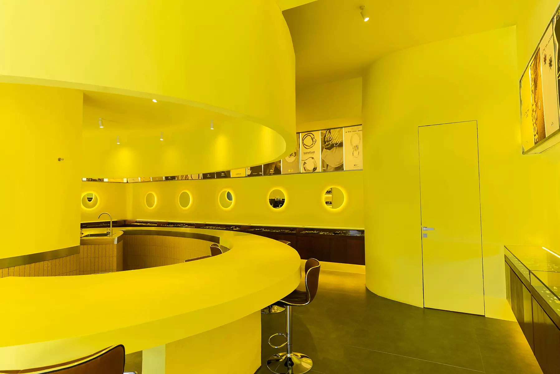 Всплеск цвета: красочный интерьер шоурума ювелирных украшений на Бали — проект Александры Бурмистровой