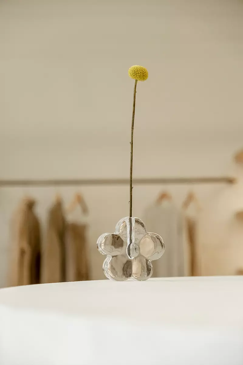 Теплые породы дерева и терракотовые акценты в интерьере екатеринбургского шоурума — проект Екатерины Рыбалко