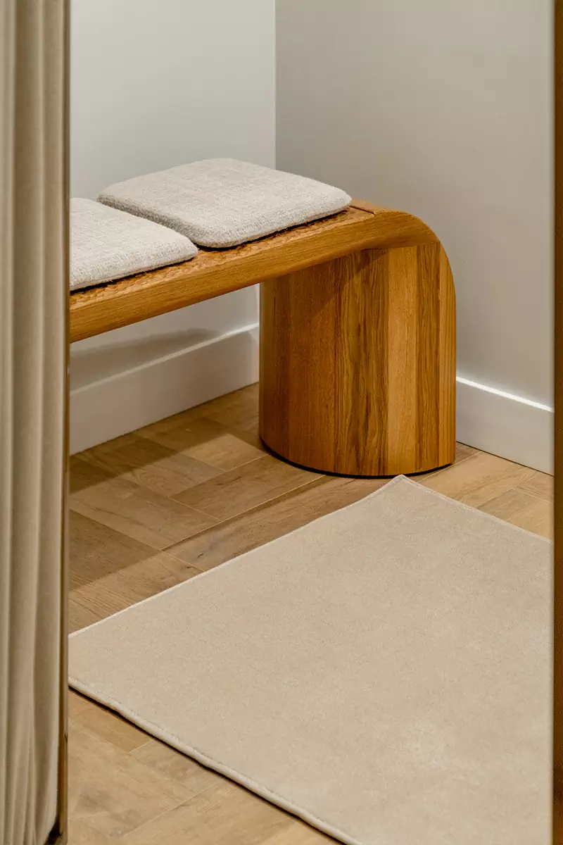 Теплые породы дерева и терракотовые акценты в интерьере екатеринбургского шоурума — проект Екатерины Рыбалко