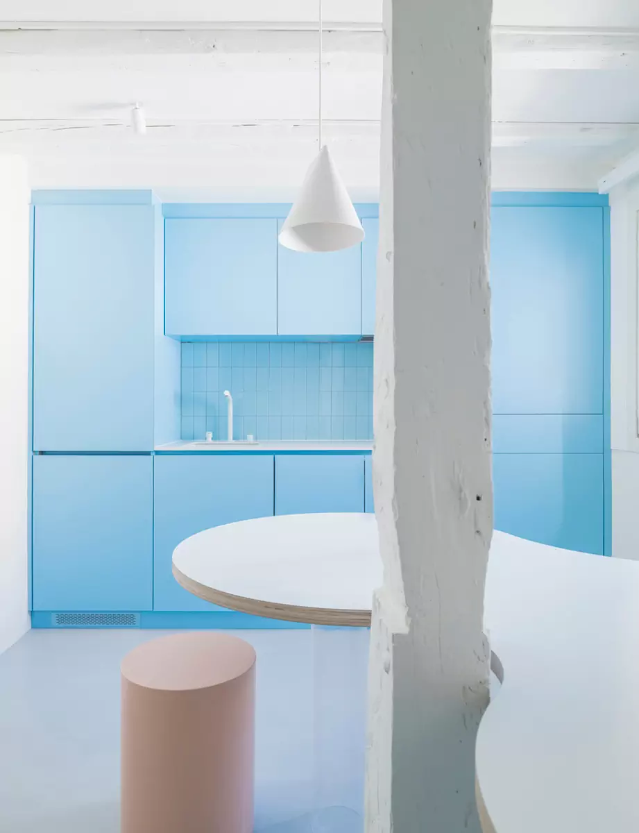 Голубое небо и оттенки заката в стенах небольшой квартиры в Мадриде — проект Martín Peláez Estudio