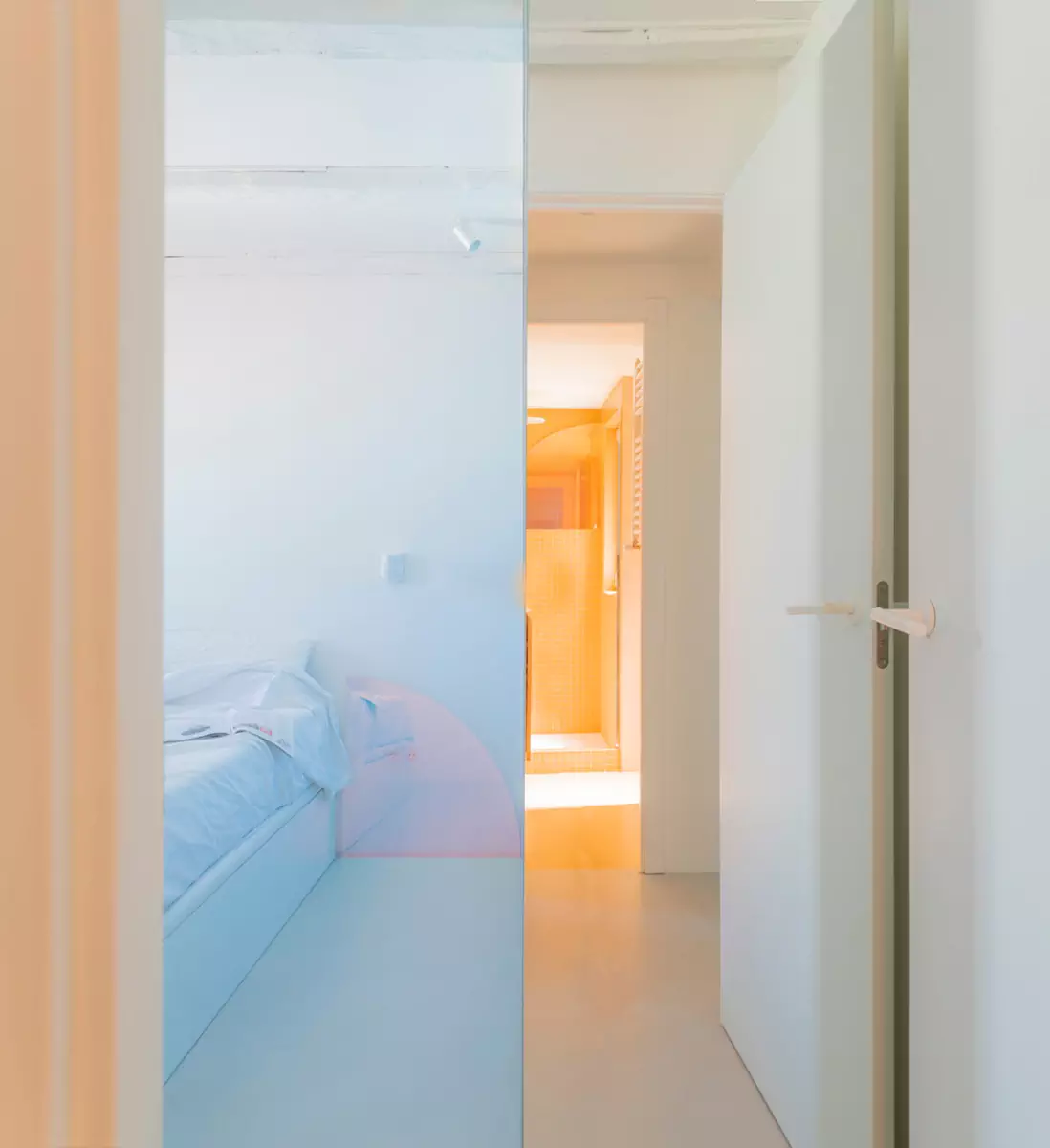 Голубое небо и оттенки заката в стенах небольшой квартиры в Мадриде — проект Martín Peláez Estudio