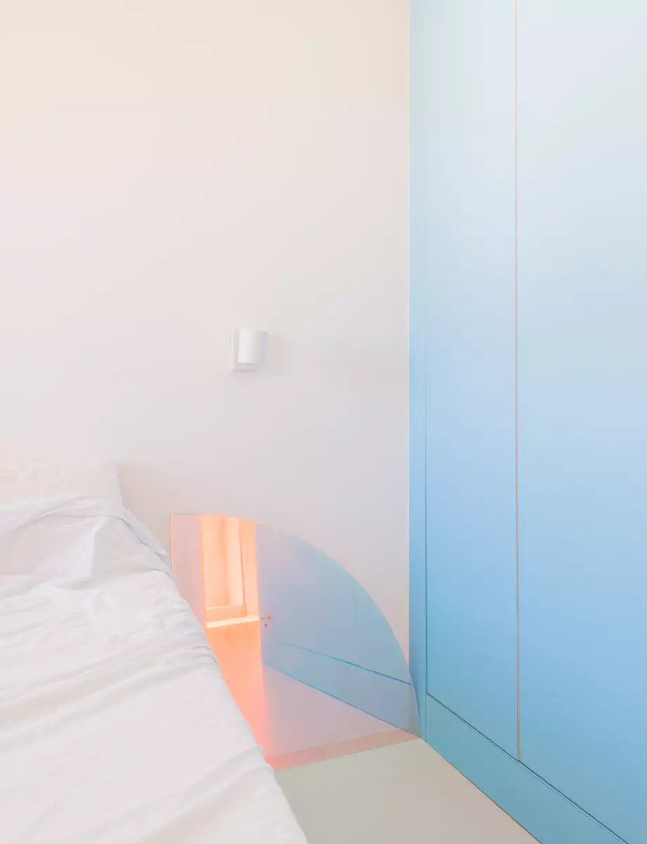 Голубое небо и оттенки заката в стенах небольшой квартиры в Мадриде — проект Martín Peláez Estudio