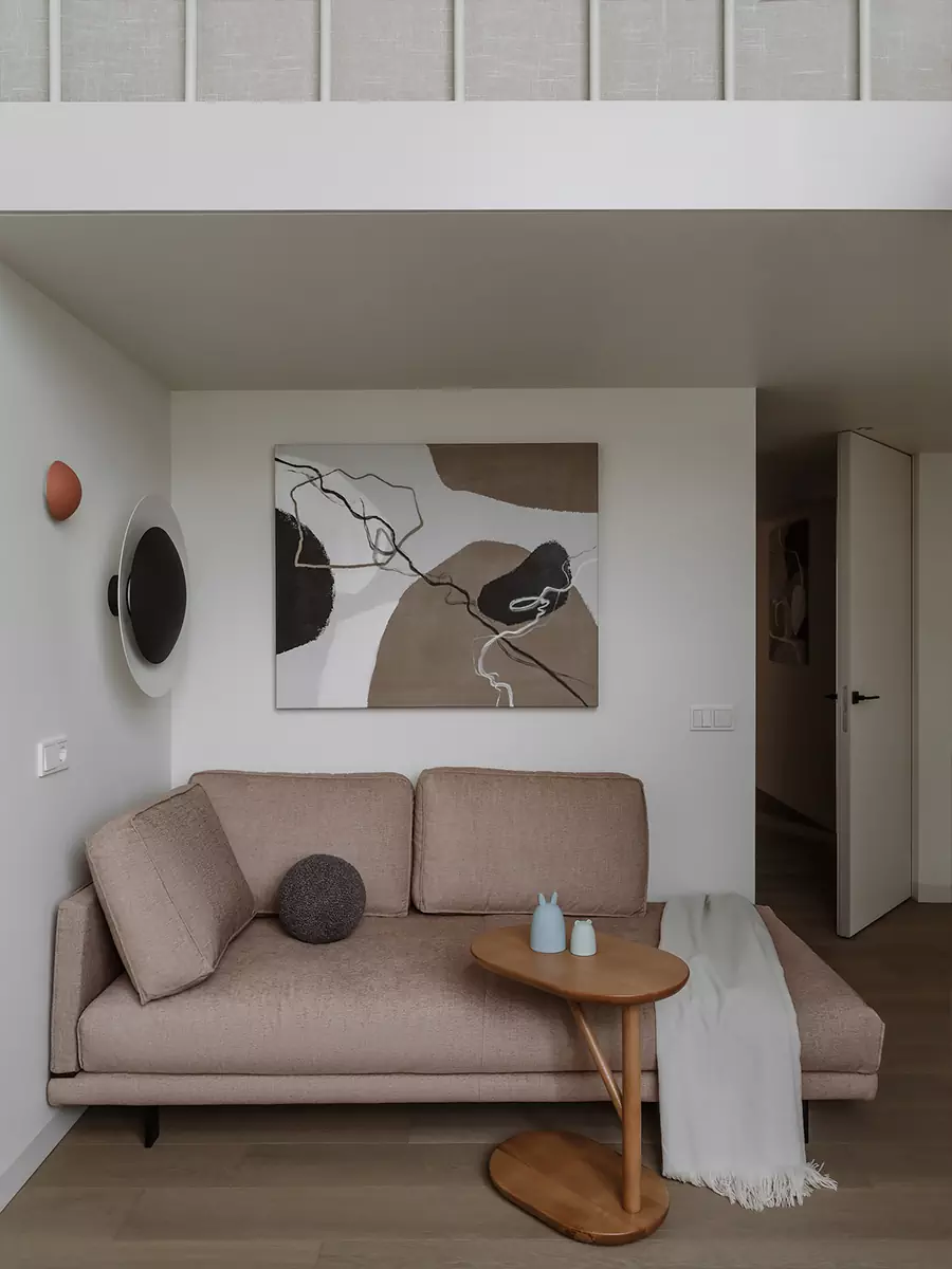 Четыре лестницы и комнаты со вторым светом в интерьере большой квартиры — проект Анастасии Ульяновой