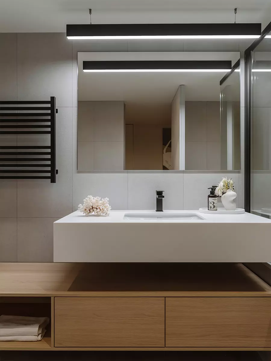 Четыре лестницы и комнаты со вторым светом в интерьере большой квартиры — проект Анастасии Ульяновой