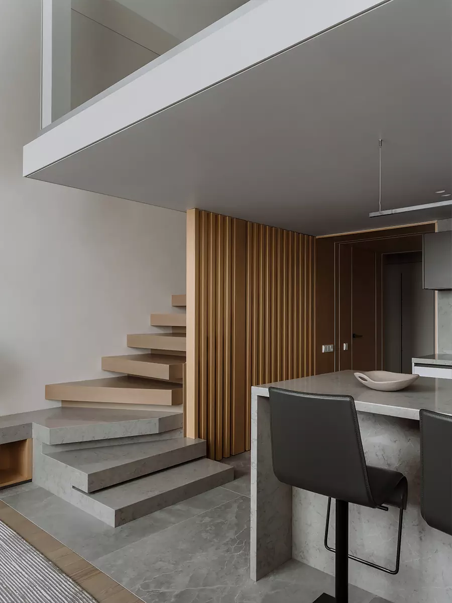 Четыре лестницы и комнаты со вторым светом в интерьере большой квартиры — проект Анастасии Ульяновой