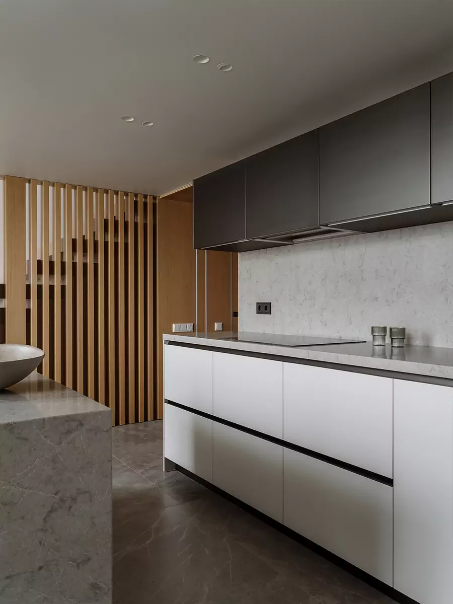 Четыре лестницы и комнаты со вторым светом в интерьере большой квартиры — проект Анастасии Ульяновой