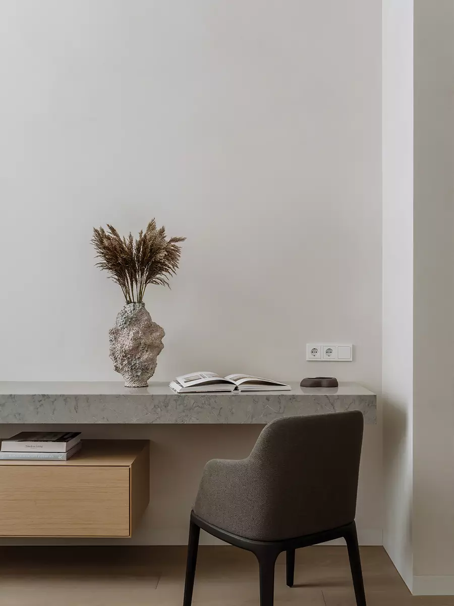 Четыре лестницы и комнаты со вторым светом в интерьере большой квартиры — проект Анастасии Ульяновой