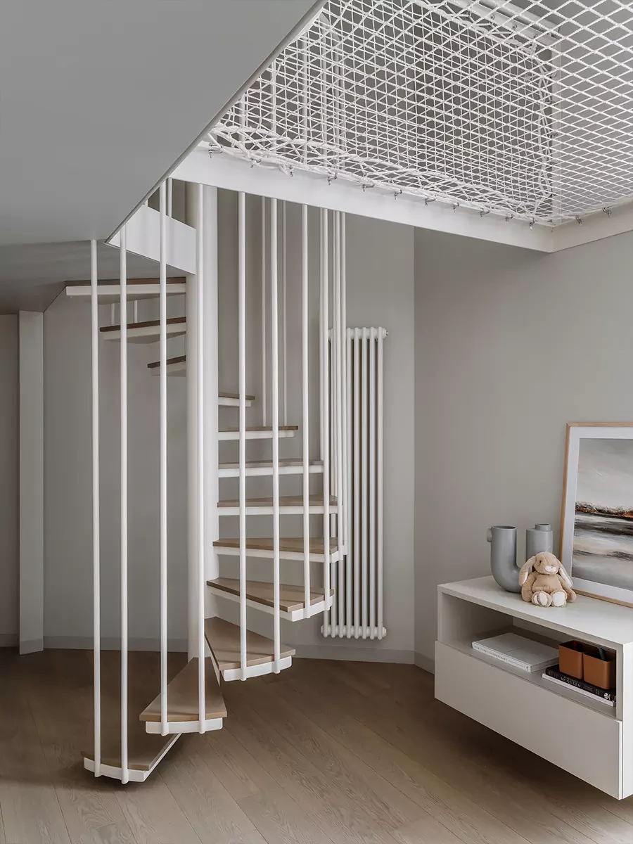 Четыре лестницы и комнаты со вторым светом в интерьере большой квартиры — проект Анастасии Ульяновой